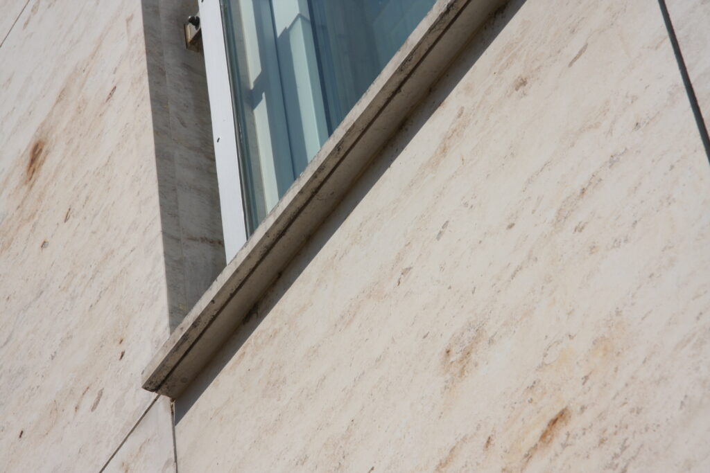 Beépített ablakpárkány kőből