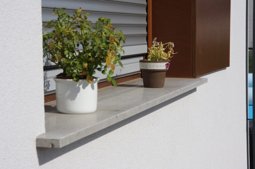 külső ablakpárkány cserepes virágokkal